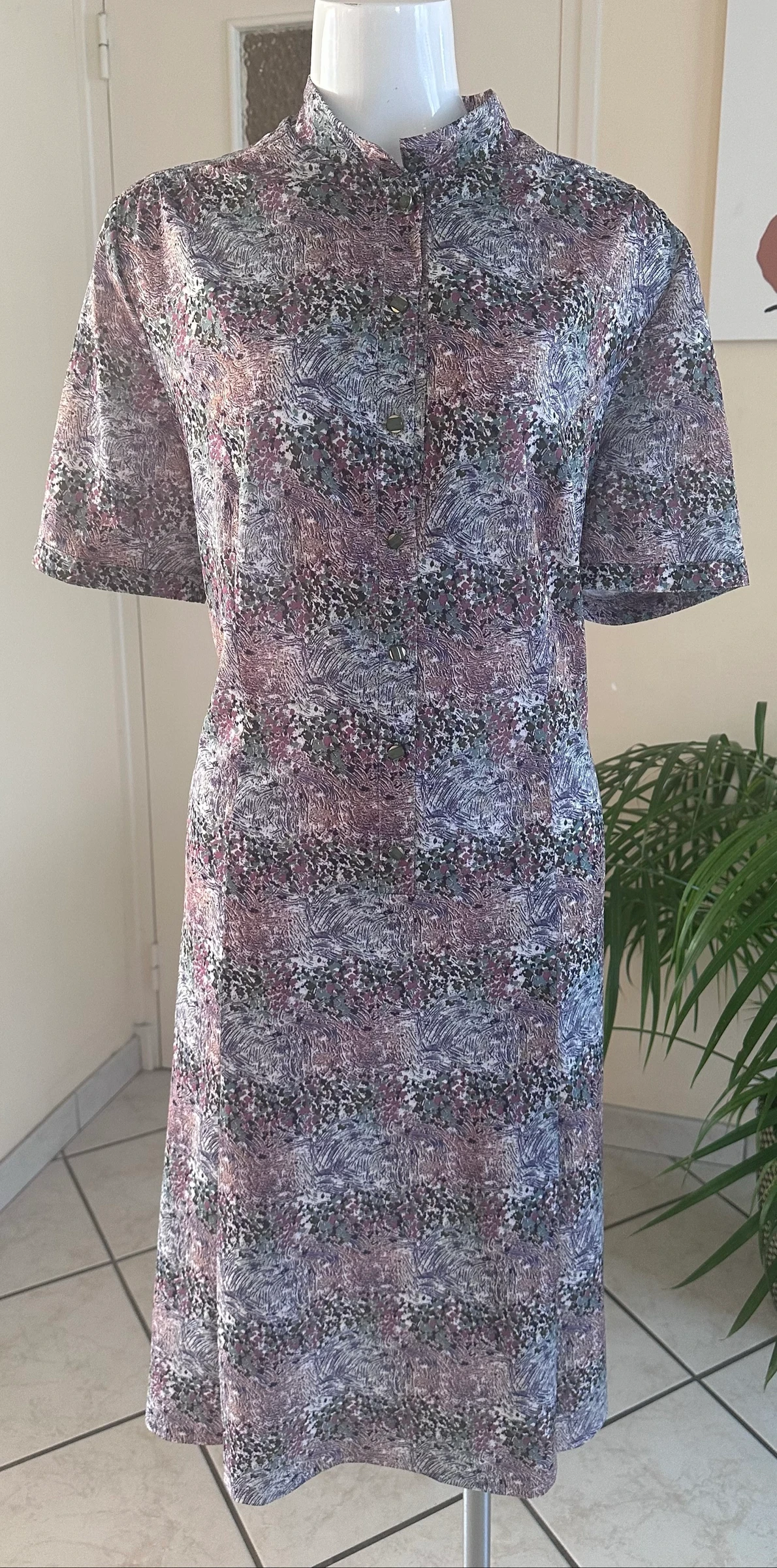 Robe Vintage Imprimée Verde e Roxa T42/44 – Botões de Bijuteria Verde e Dourado – photo 6